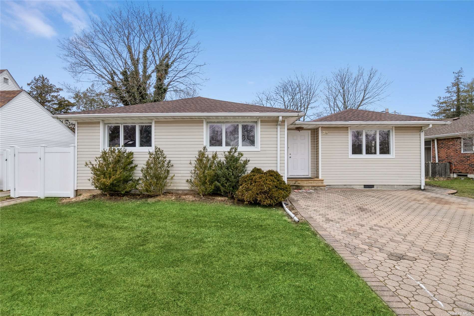 #1 photo, 28 Joyce Road, 長島 Plainview , NY 11803