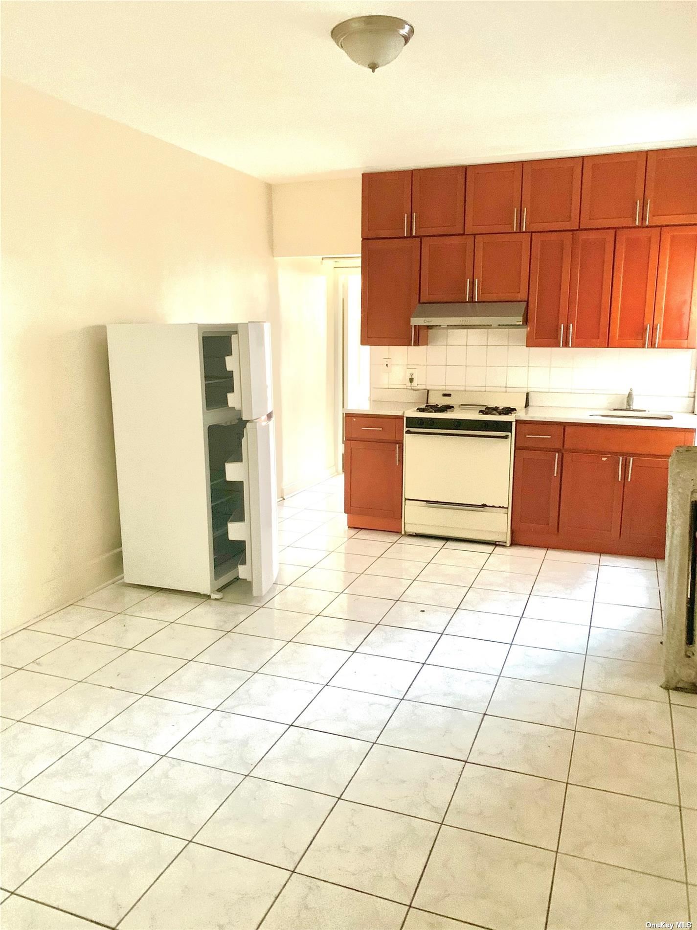 #1 photo, 134-04 35th Avenue, 法拉盛 Flushing , NY 11354