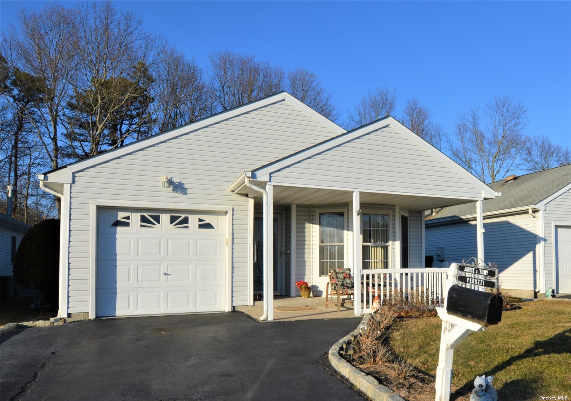 #1 photo, 414 N Village Circle, 東長島 Manorville , NY 11949