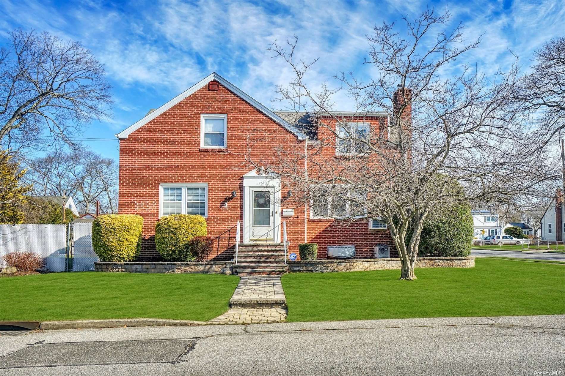 #1 photo, 261 S Broome Avenue, 東長島 Lindenhurst , NY 11757