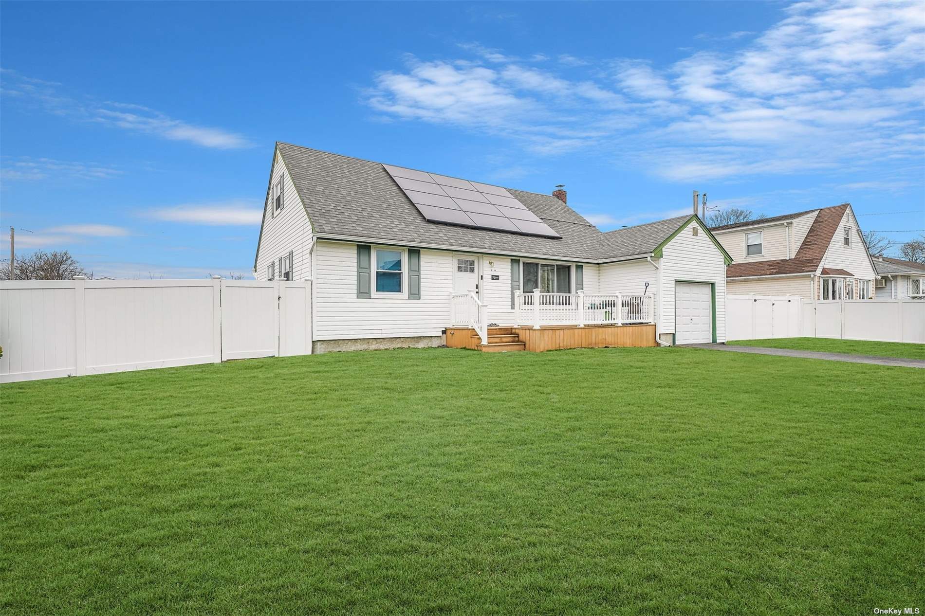 #1 photo, 72 Neptune Avenue, 東長島 Lindenhurst , NY 11757