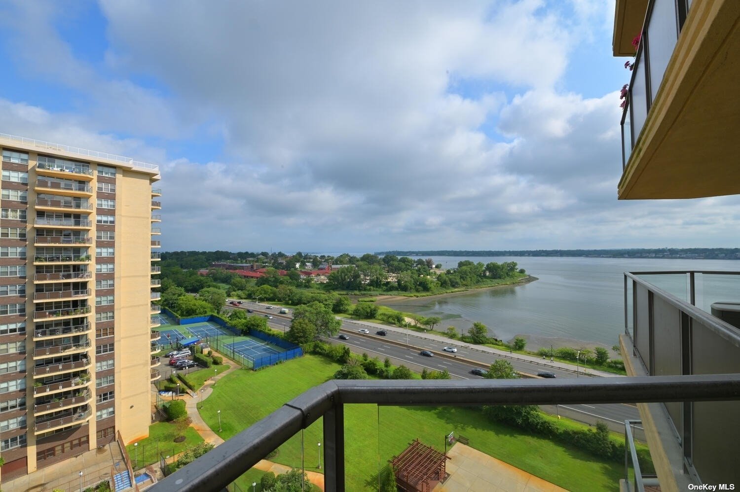 #1 photo, 18-05 215 Street, 皇后區 貝塞 Bayside , NY 11360