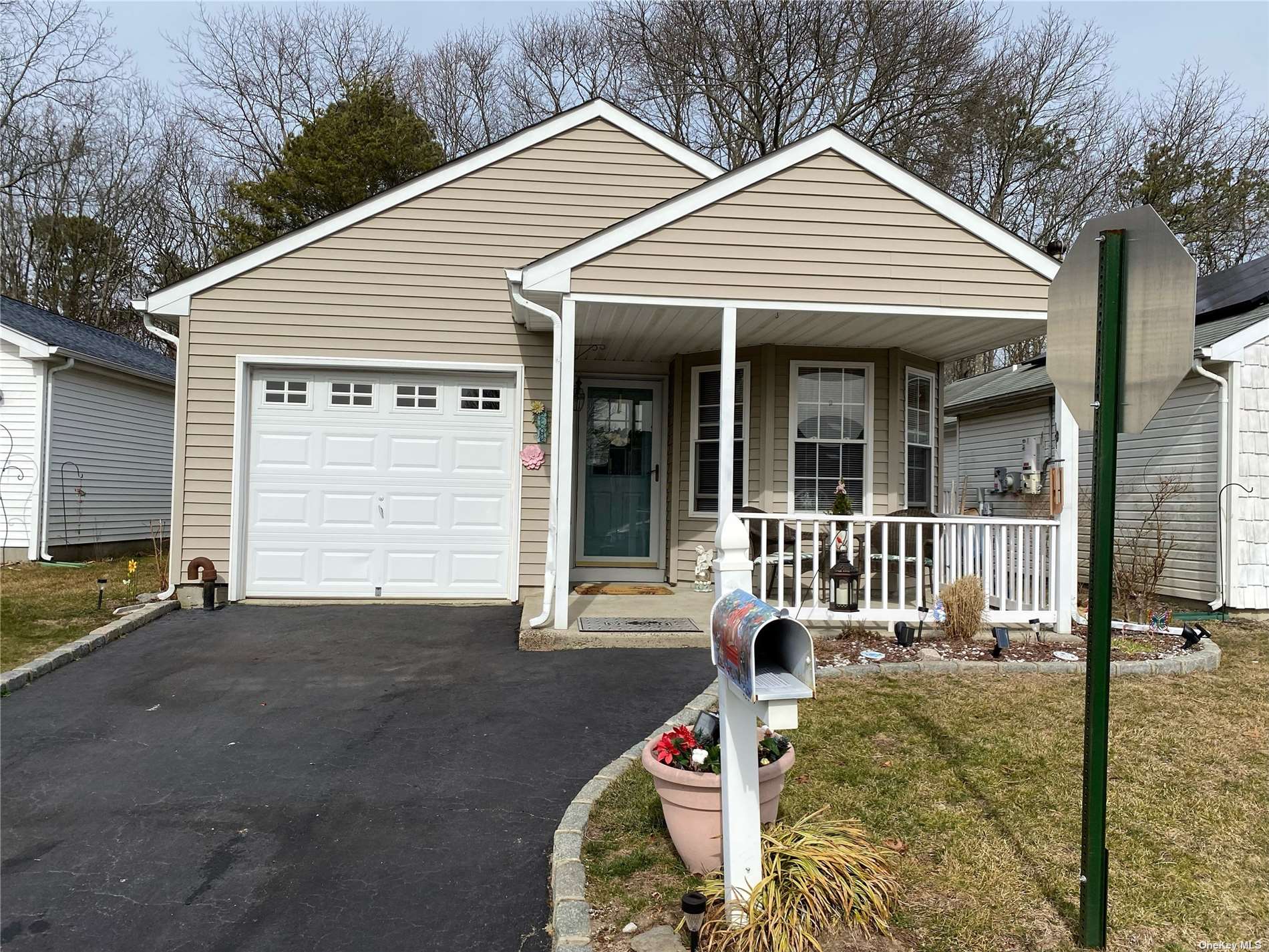 #1 photo, 426 Village Circle, מחוז סאפוק Manorville , NY 11949