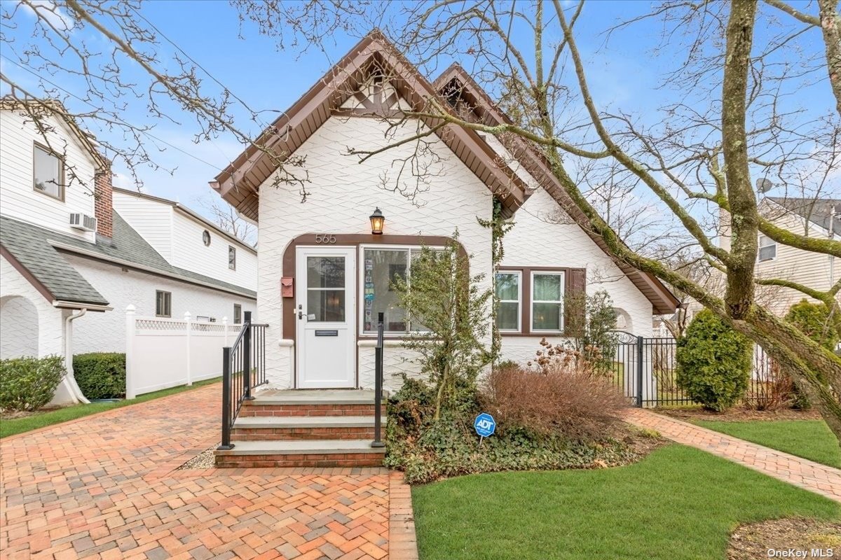 #1 photo, 565 Holt Street, 長島 West Hempstead , NY 11552