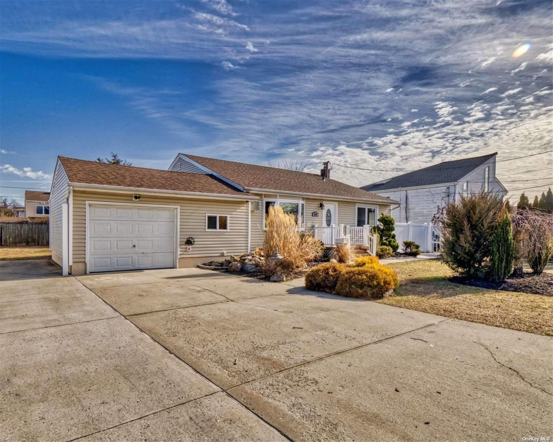 #1 photo, 348 Granada Parkway, 東長島 Lindenhurst , NY 11757