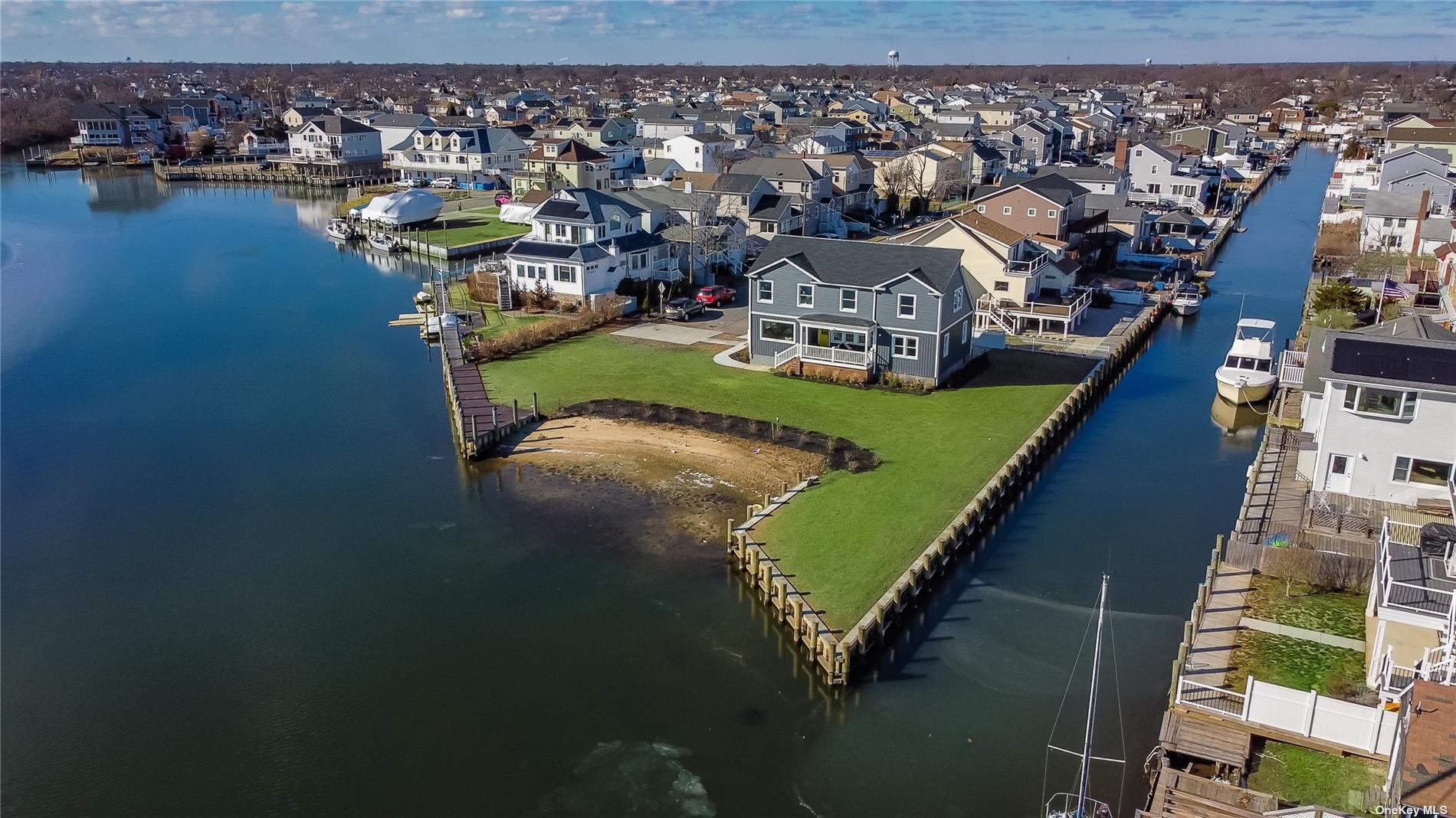 #1 photo, 934 S 6th Street, 東長島 Lindenhurst , NY 11757