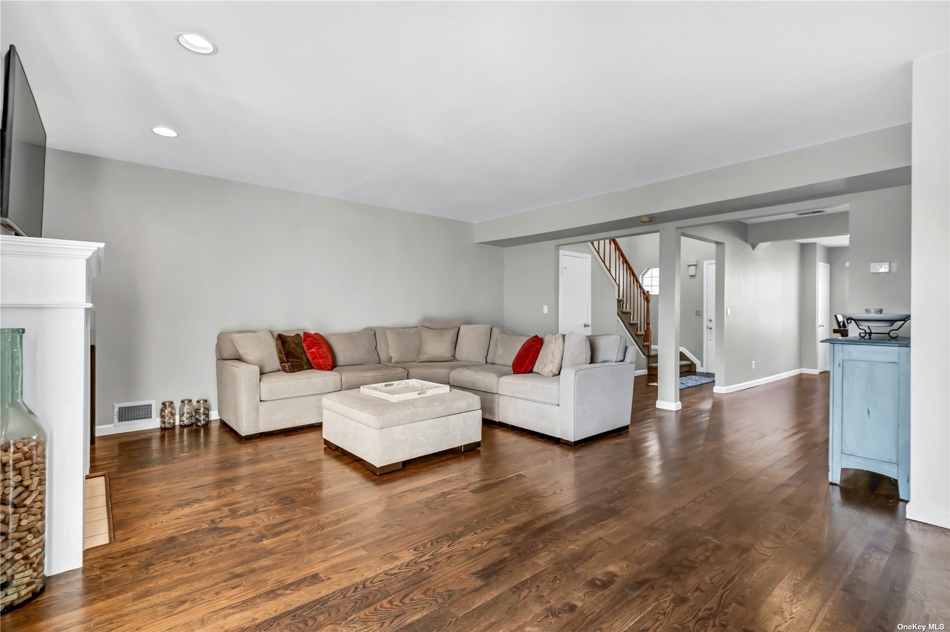 #1 photo, 568 Race Place, 東長島 Oakdale , NY 11769