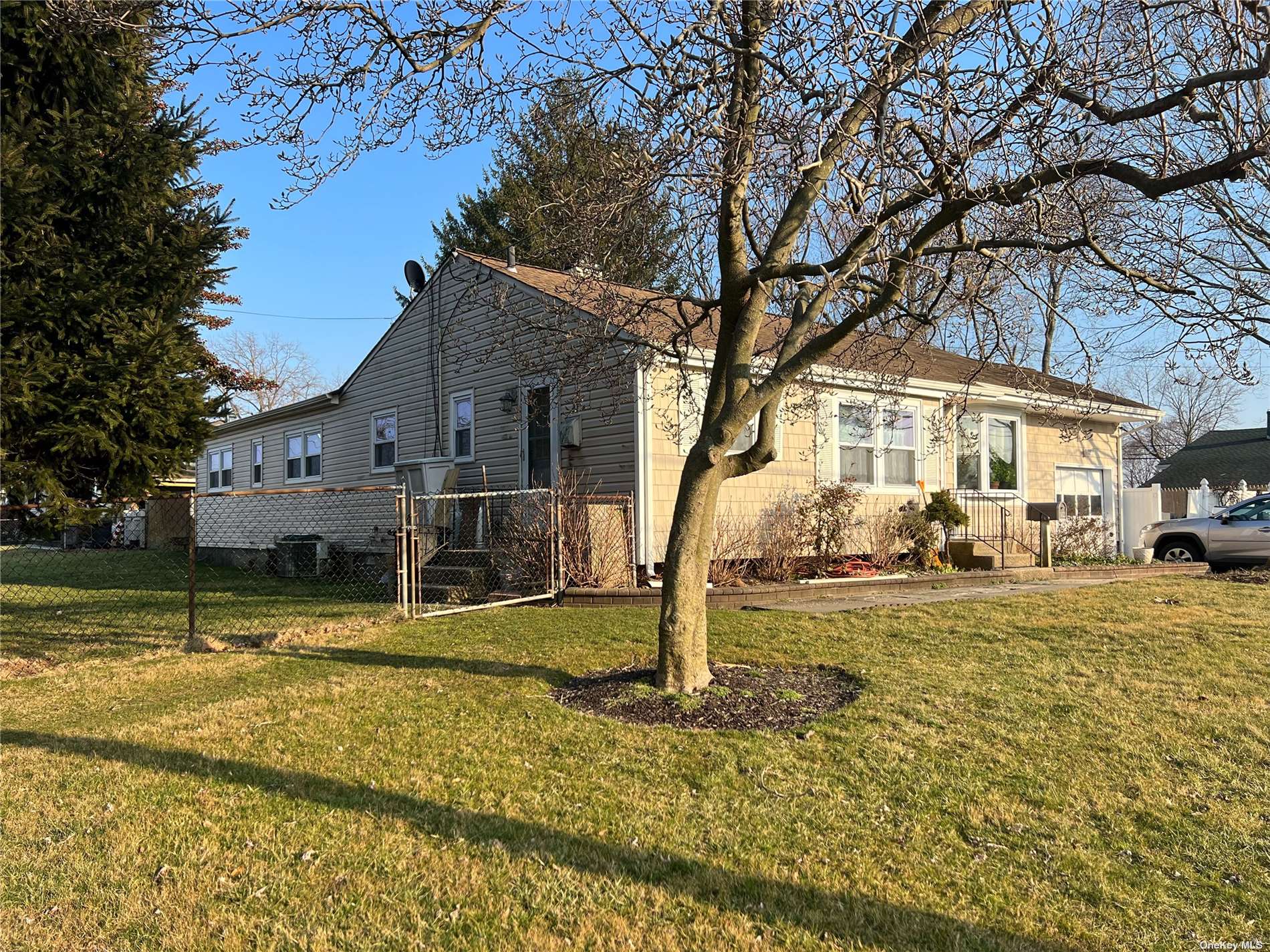 #1 photo, 119 Chapel Hill Drive, 롱 아일랜드 Brentwood , NY 11717