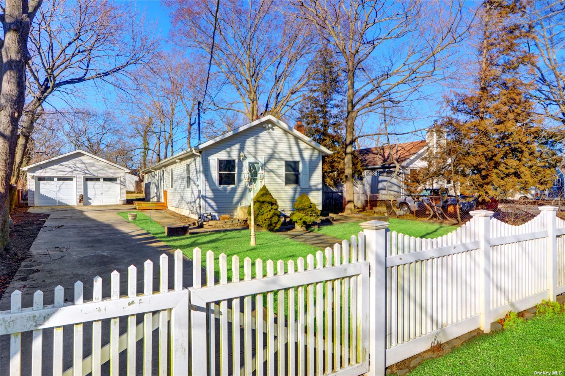 #1 photo, 17 Rexmere Avenue, 東長島 Farmingville , NY 11738