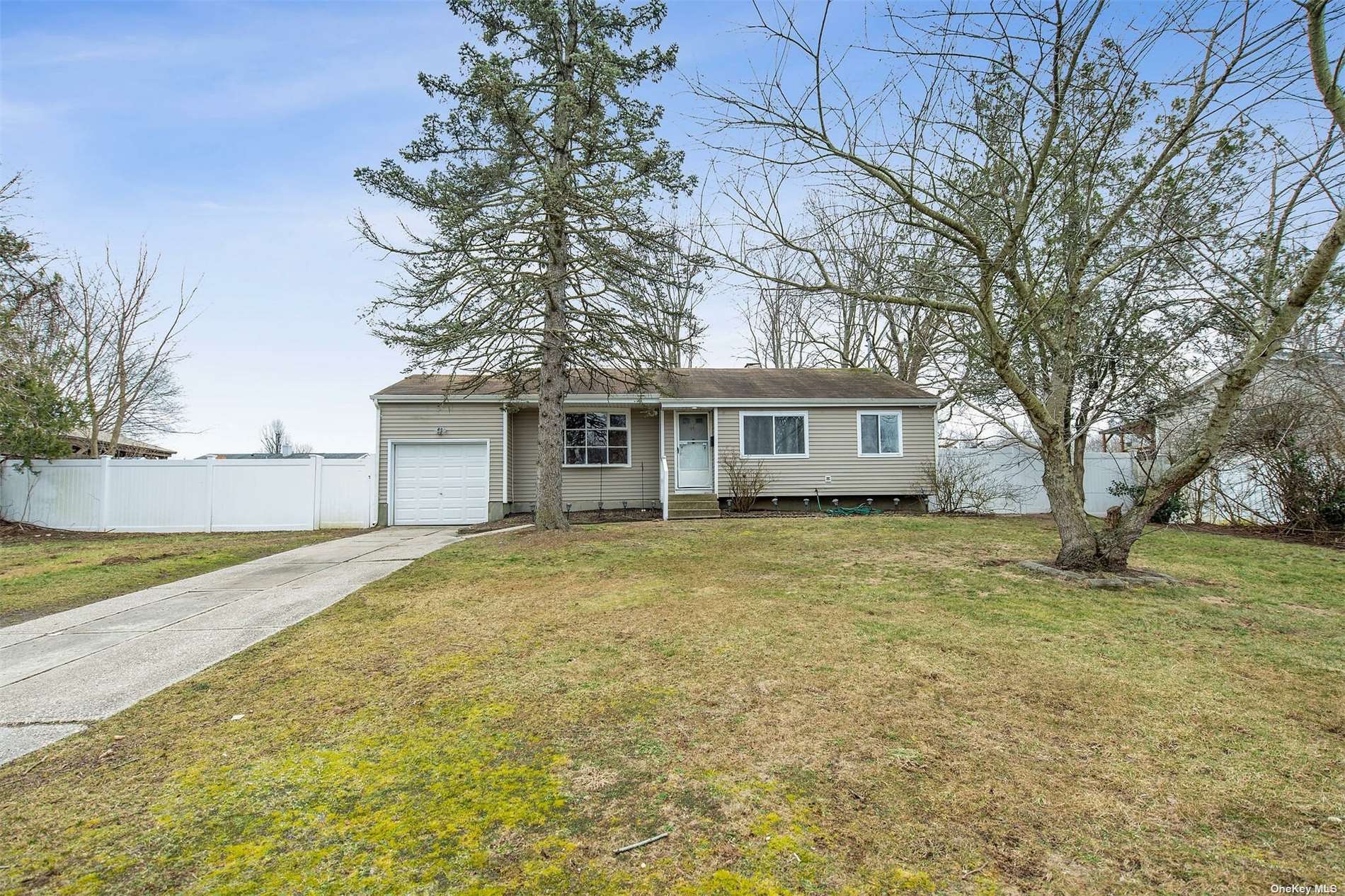 #1 photo, 74 Floyd Street, 東長島 Brentwood , NY 11717