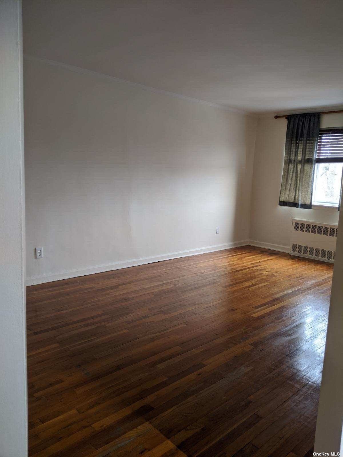 #1 photo, 69-11 Eliot Avenue, 皇后區 中村 Middle Village , NY 11379