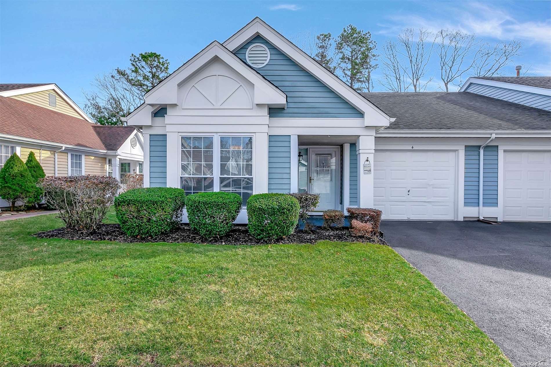 #1 photo, 4 Orient Court, 東長島 Ridge , NY 11961
