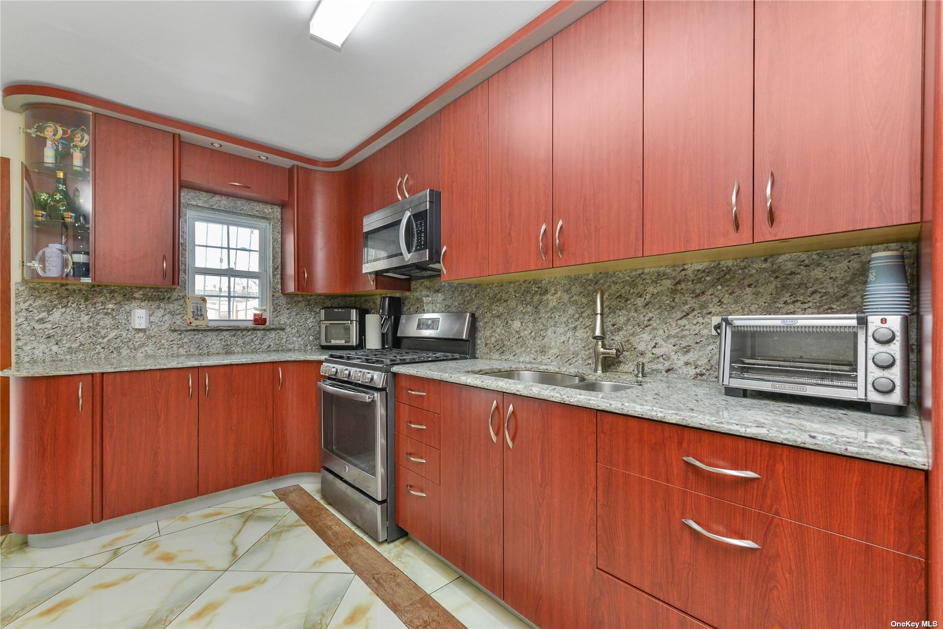 #1 photo, 147-26 72 Avenue, 皇后區 秋園 Kew Garden Hills , NY 11367