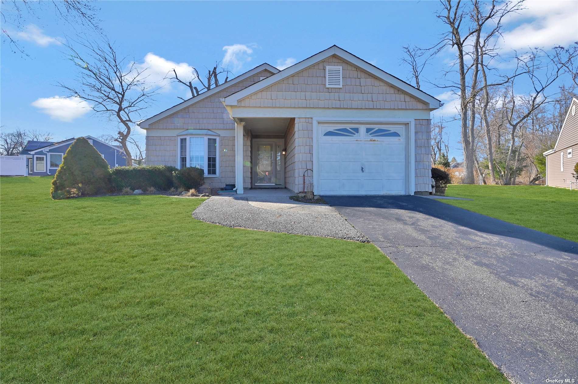 #1 photo, 377 Larchmont Court, 東長島 Ridge , NY 11961