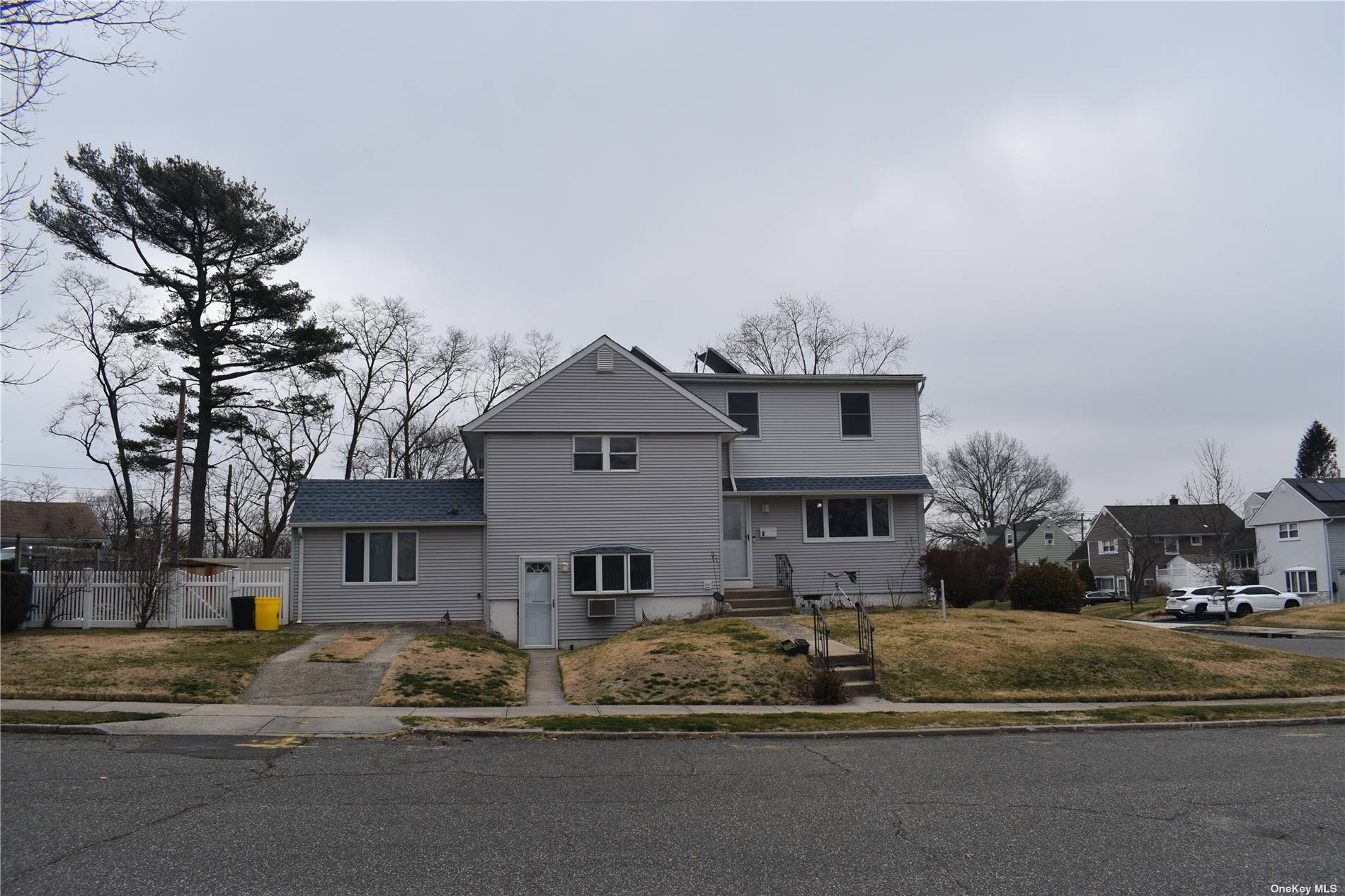 #1 photo, 8 Dale Court, 長島 Hicksville , NY 11801
