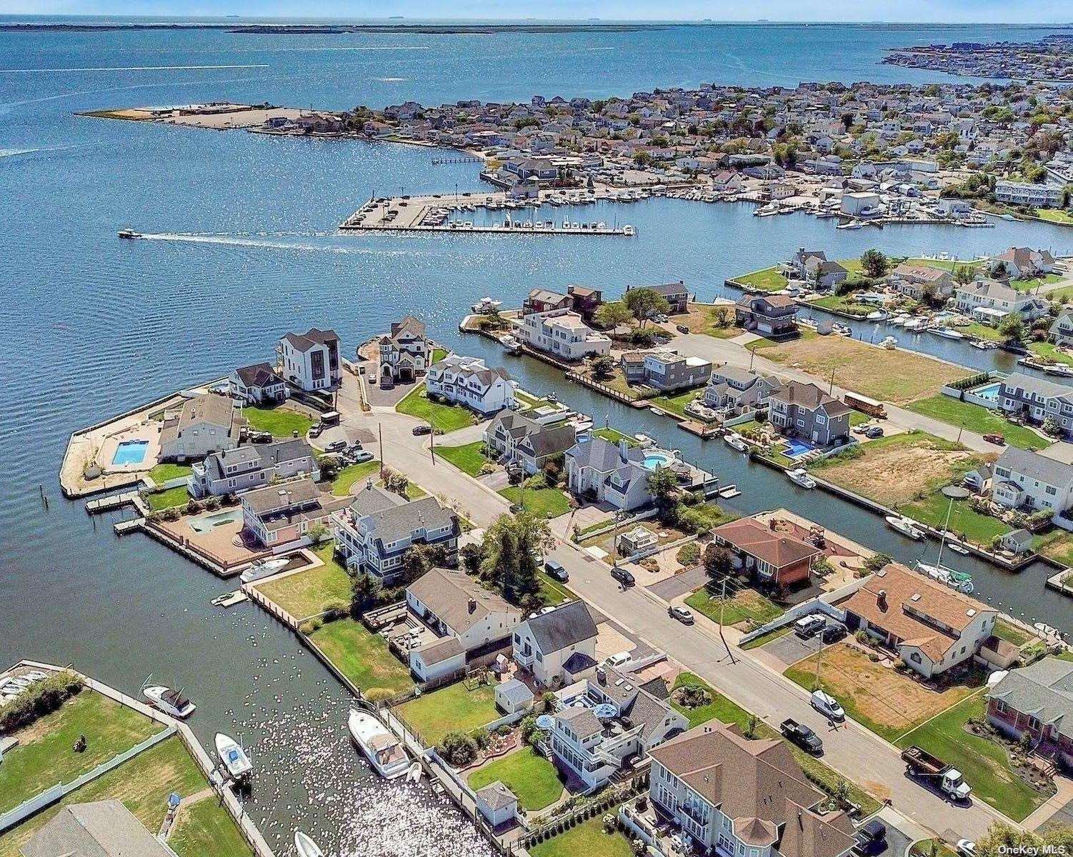 #1 photo, 243 Sequams Lane, 东长岛 西艾斯利普 West Islip , NY 11795