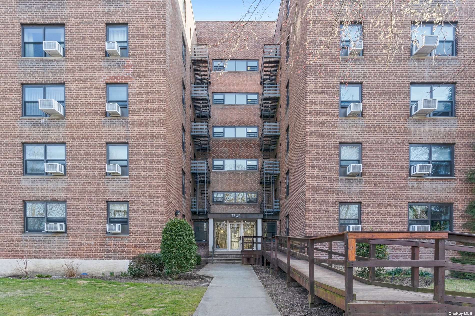 #1 photo, 73-45 210 Street, 皇后區 貝塞 Bayside , NY 11364