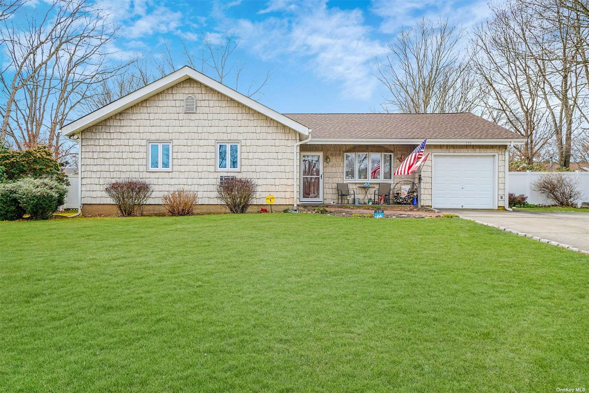 #1 photo, 130 Evergreen Ave Avenue, 東長島 Medford , NY 11763