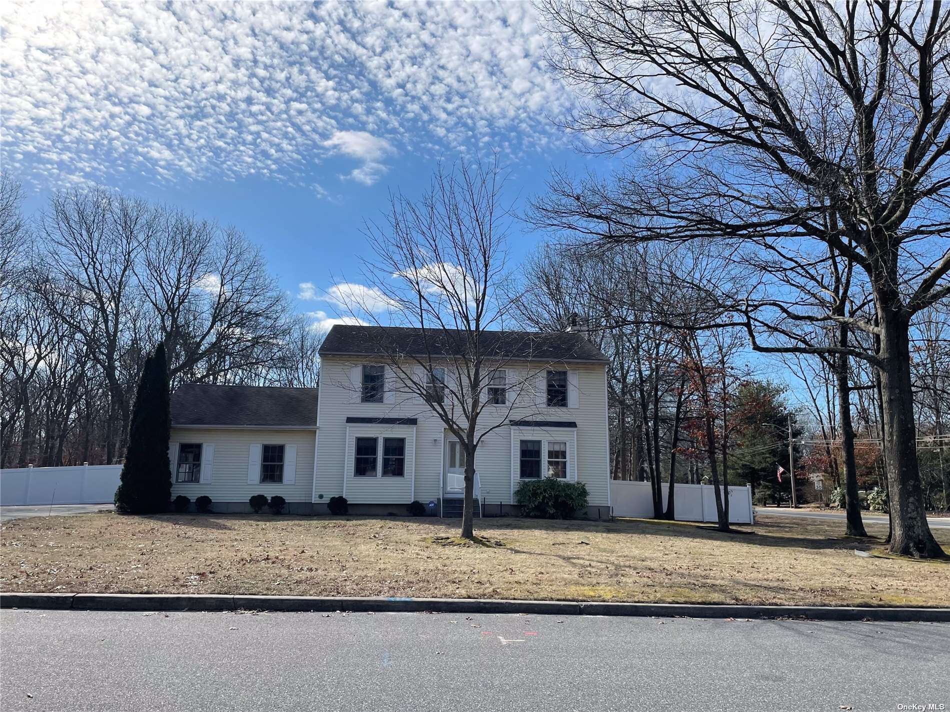 #1 photo, 2 Sterling Court, 東長島 Medford , NY 11763