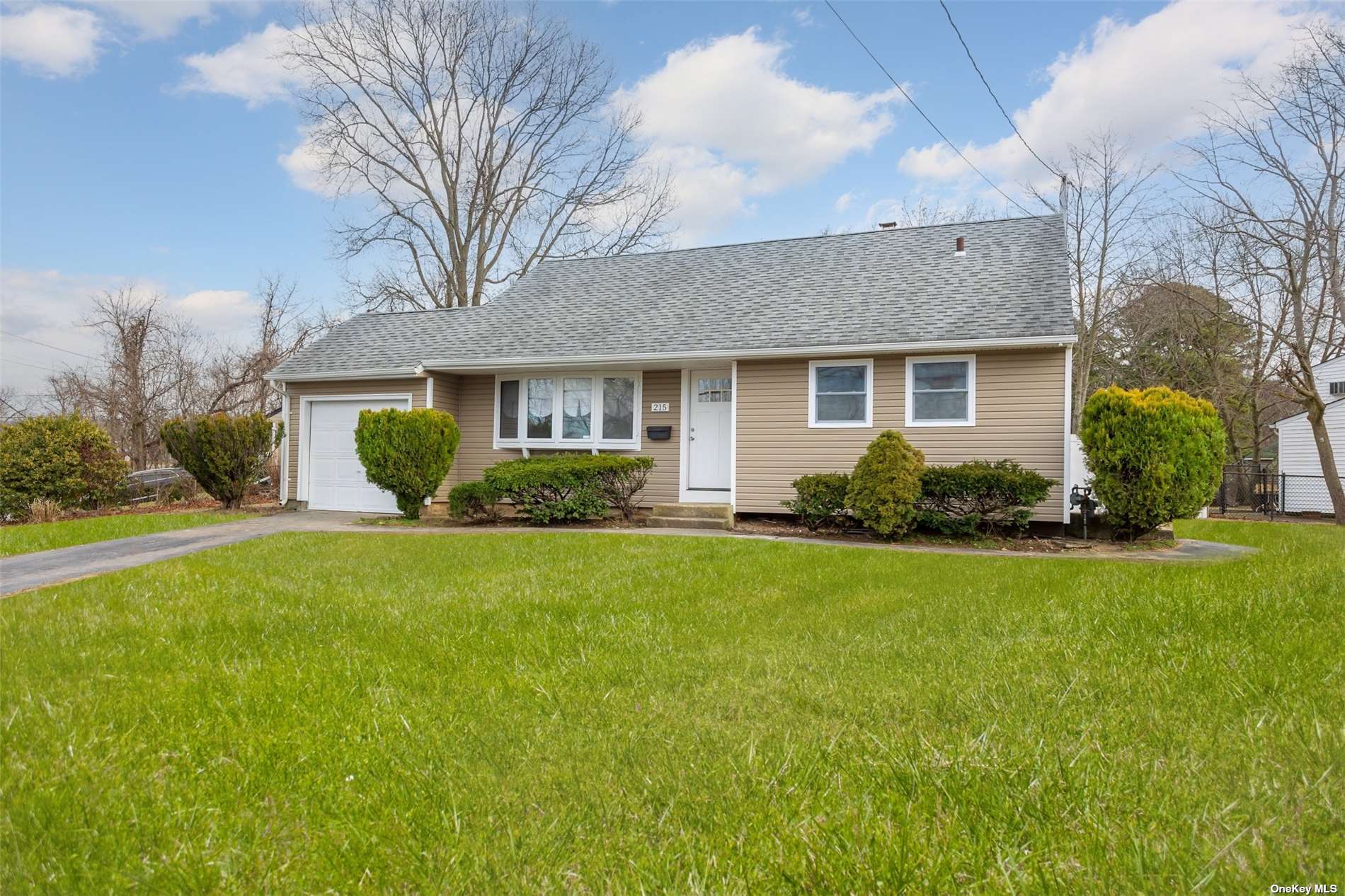 #1 photo, 215 Claywood Drive, 東長島 Brentwood , NY 11717