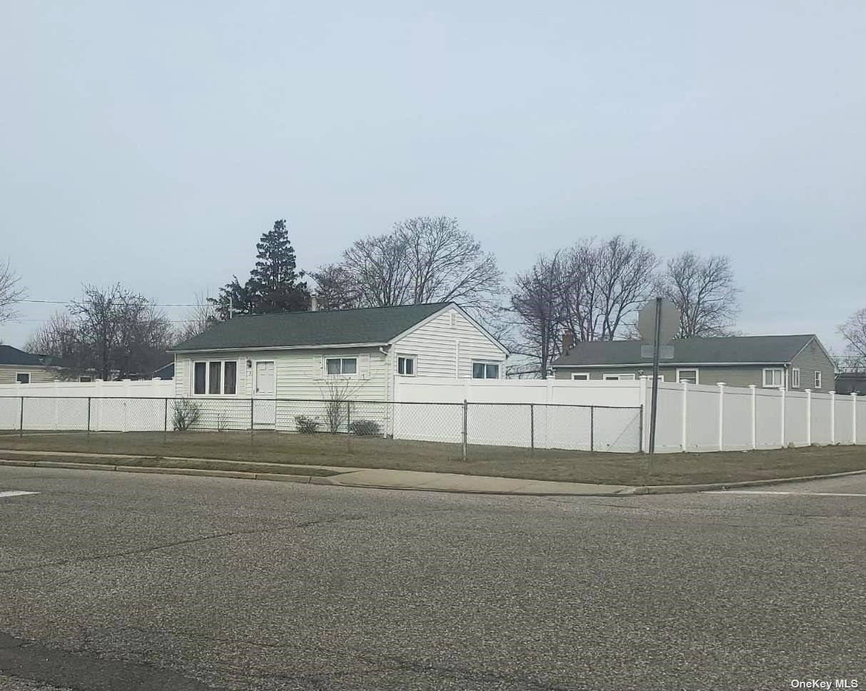 #1 photo, 19 Willow Street, 東長島 Central Islip , NY 11722