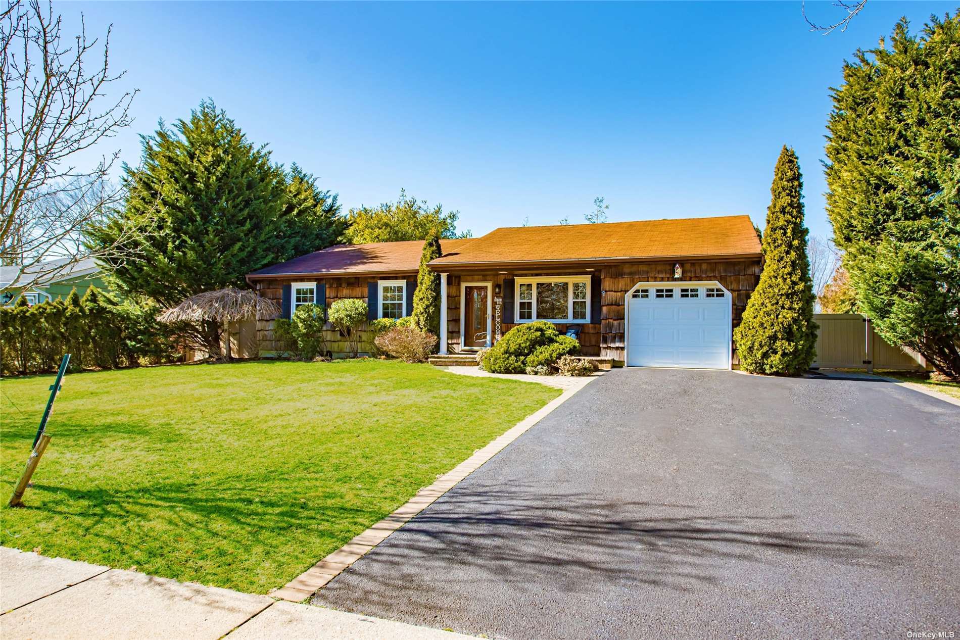 #1 photo, 23 Marchant Drive, 東長島 Saint James , NY 11780