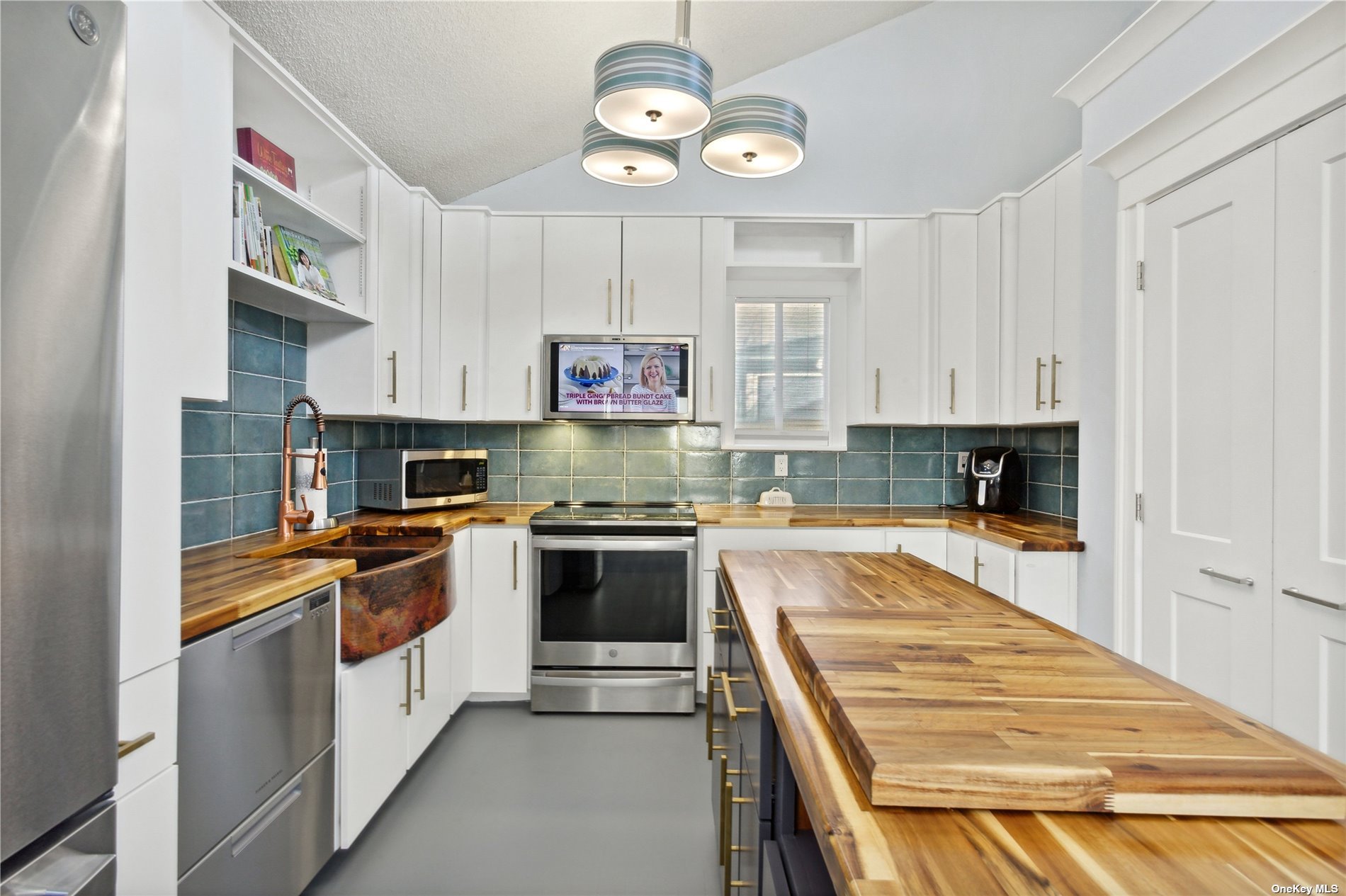 #1 photo, 323 Waterside Road, 東長島 北港 Northport , NY 11768