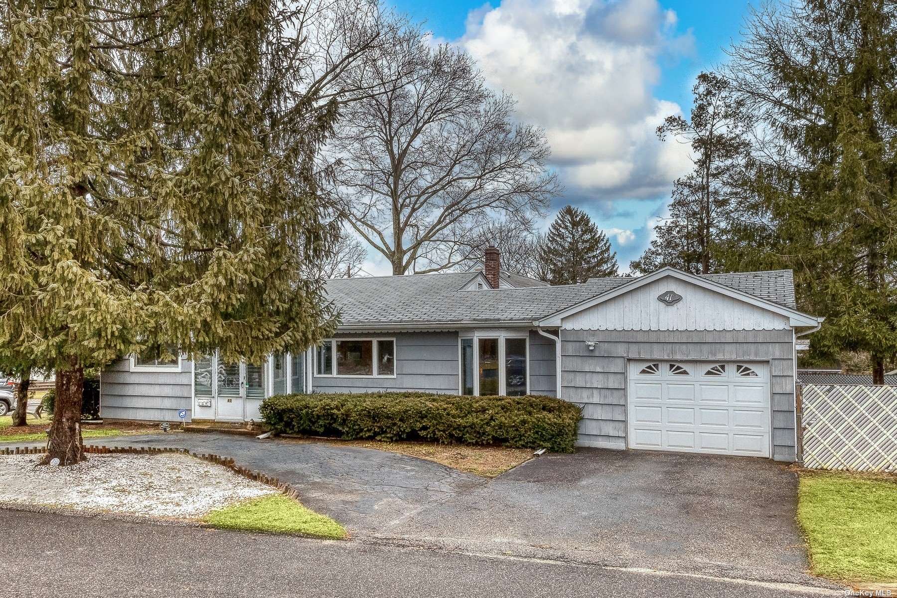 #1 photo, 41 Burgess Avenue, 東長島 亨廷顿 South Huntington , NY 11746