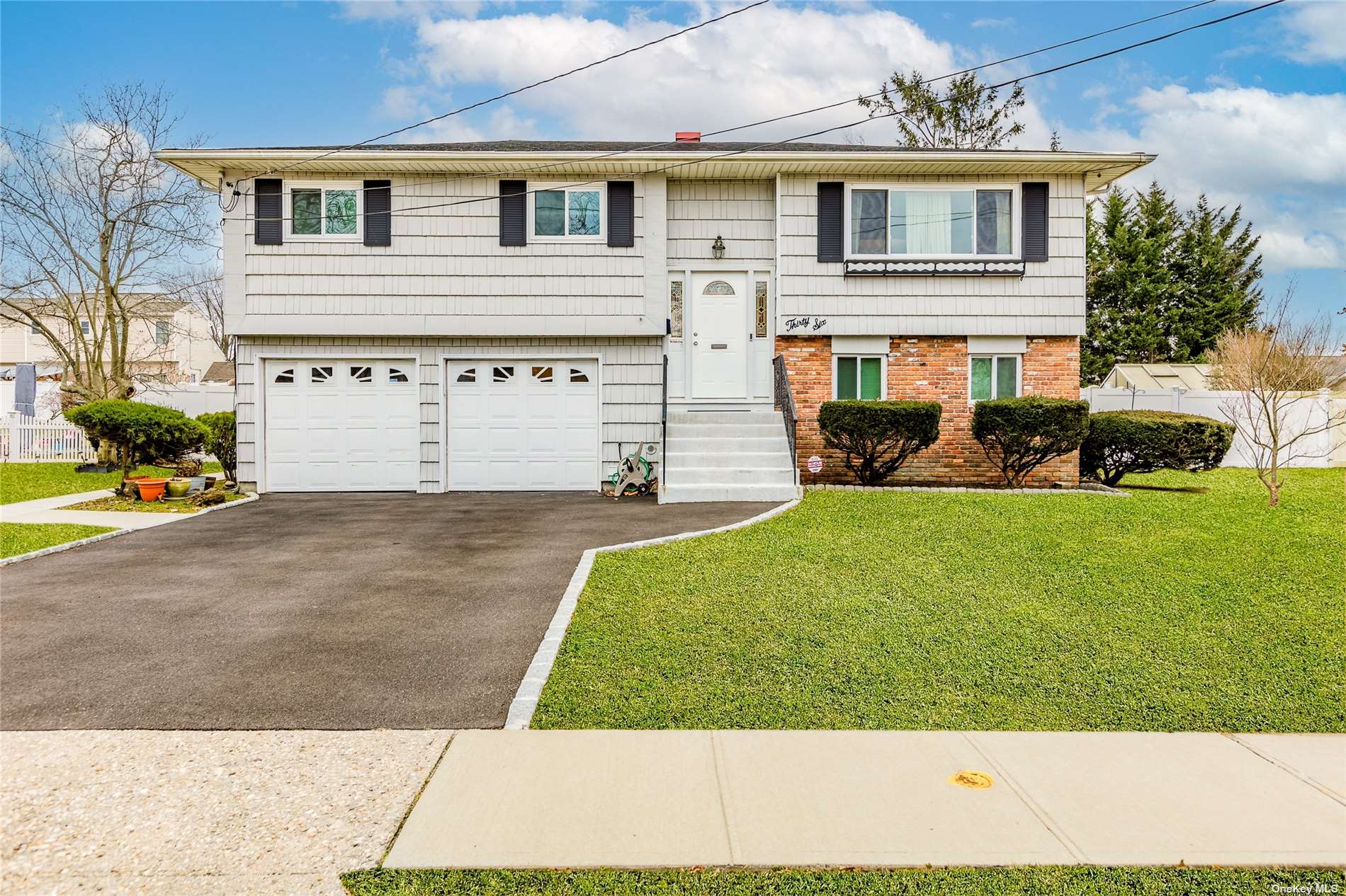 #1 photo, 36 Espie Lane, 東長島 North Babylon , NY 11703