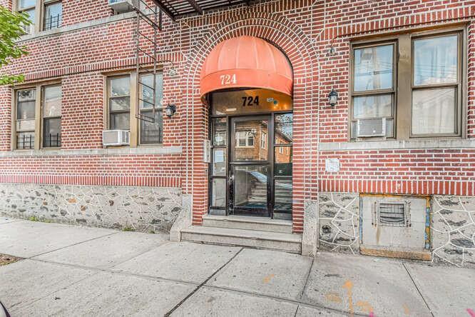 #2 photo, 724 E 216th Street, ブロンクス区 Bronx , NY 10467