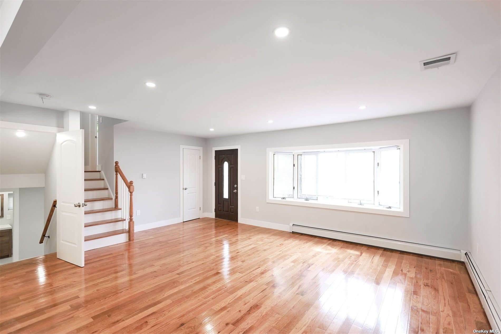 #1 photo, 557 Woodbury Road, 長島 Plainview , NY 11803