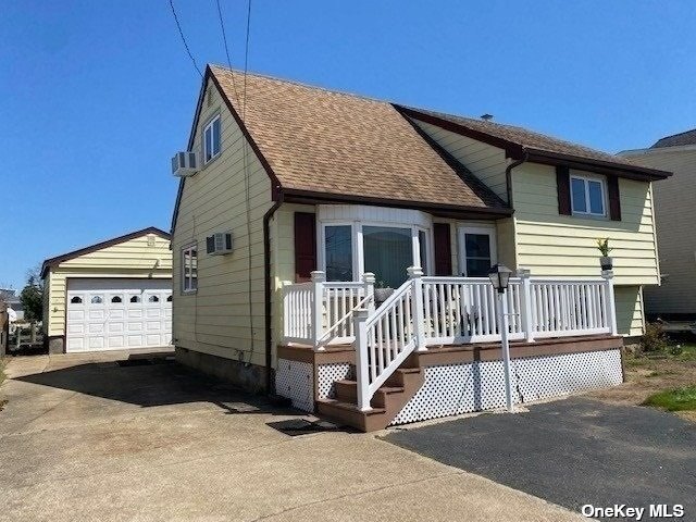 #1 photo, 325 East Drive, 東長島 Copiague , NY 11726