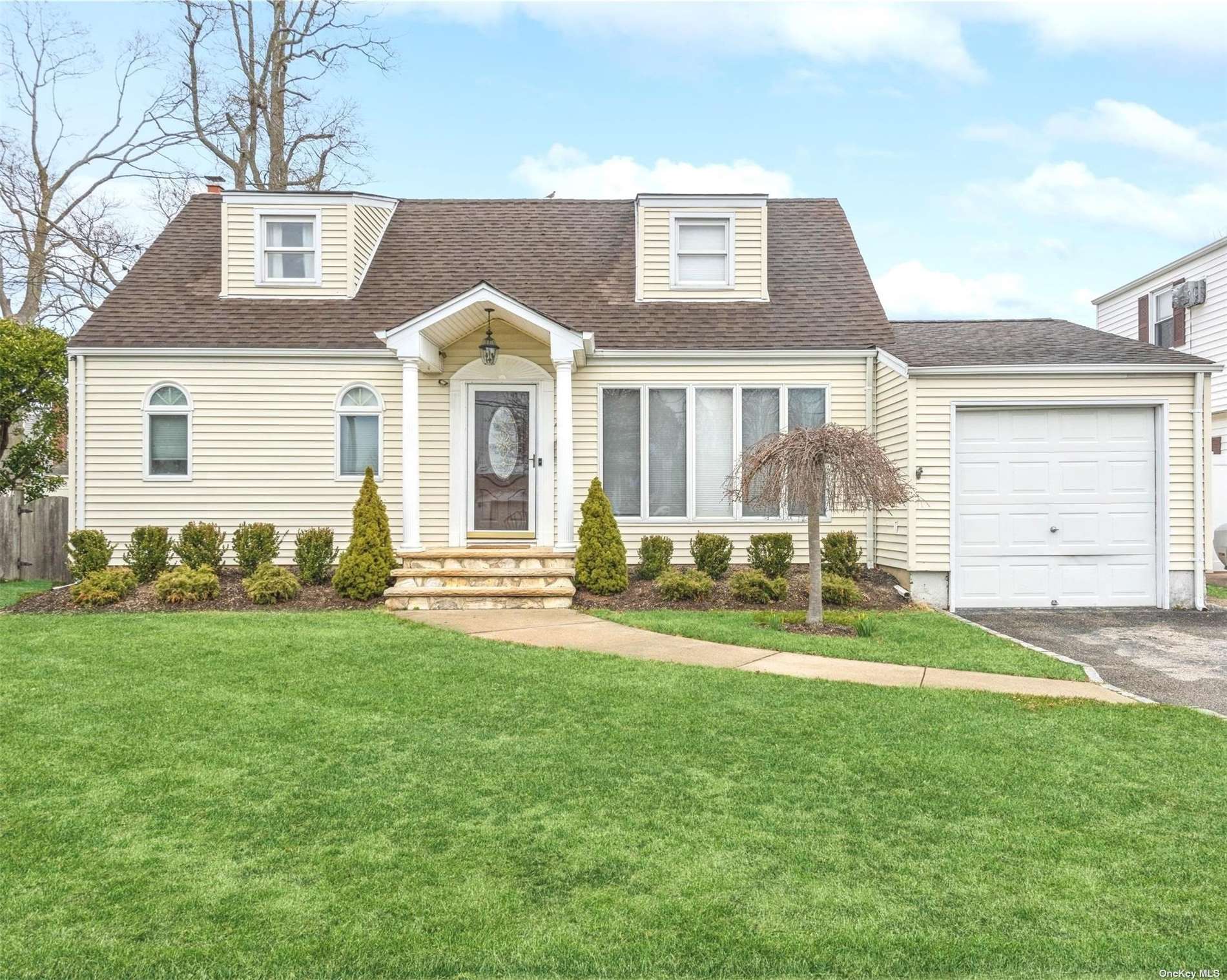 #1 photo, 217 Oak Street, 長島 Massapequa , NY 11758