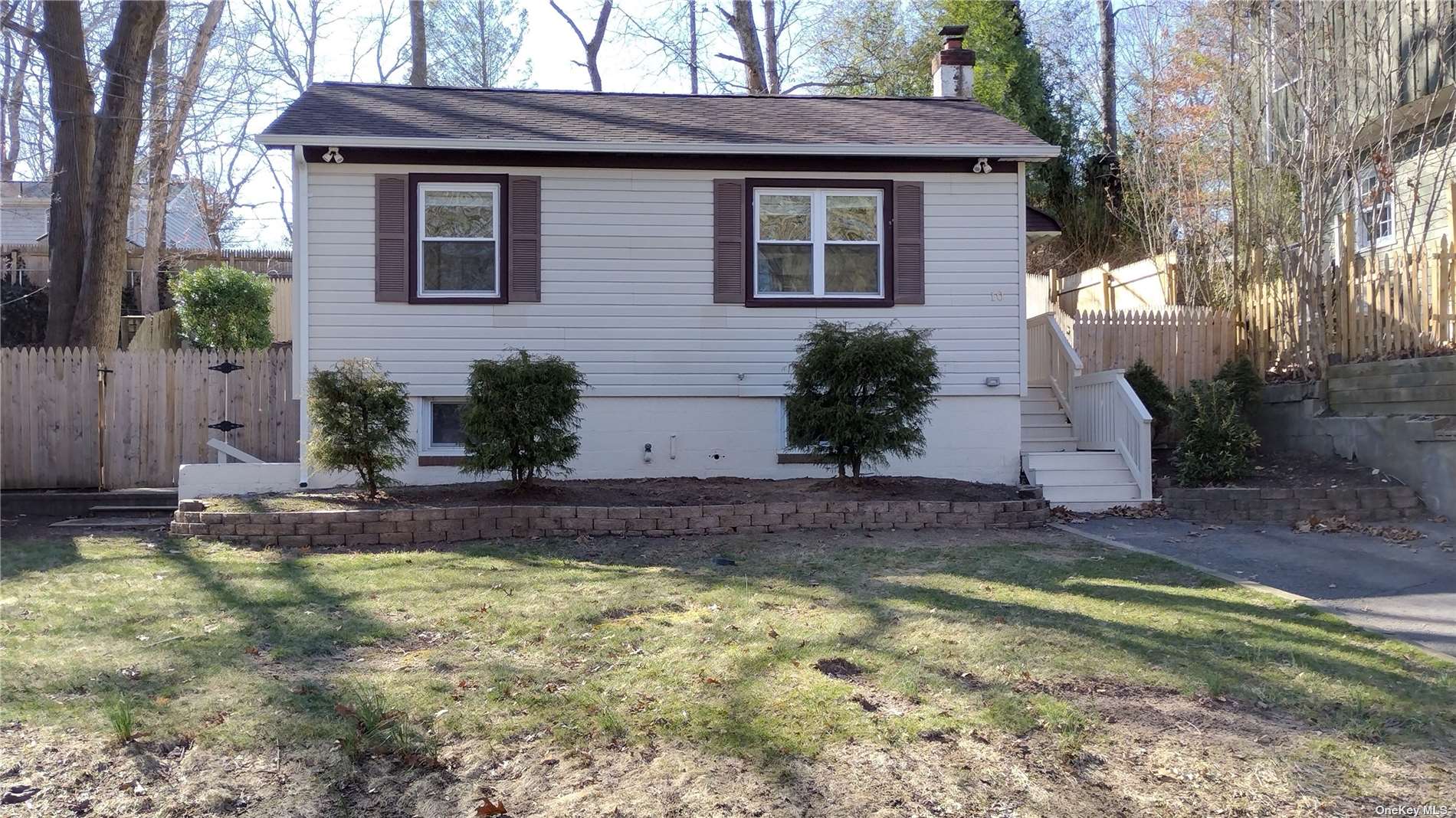 #1 photo, 10 Iroquois Trail, 東長島 Ridge , NY 11961