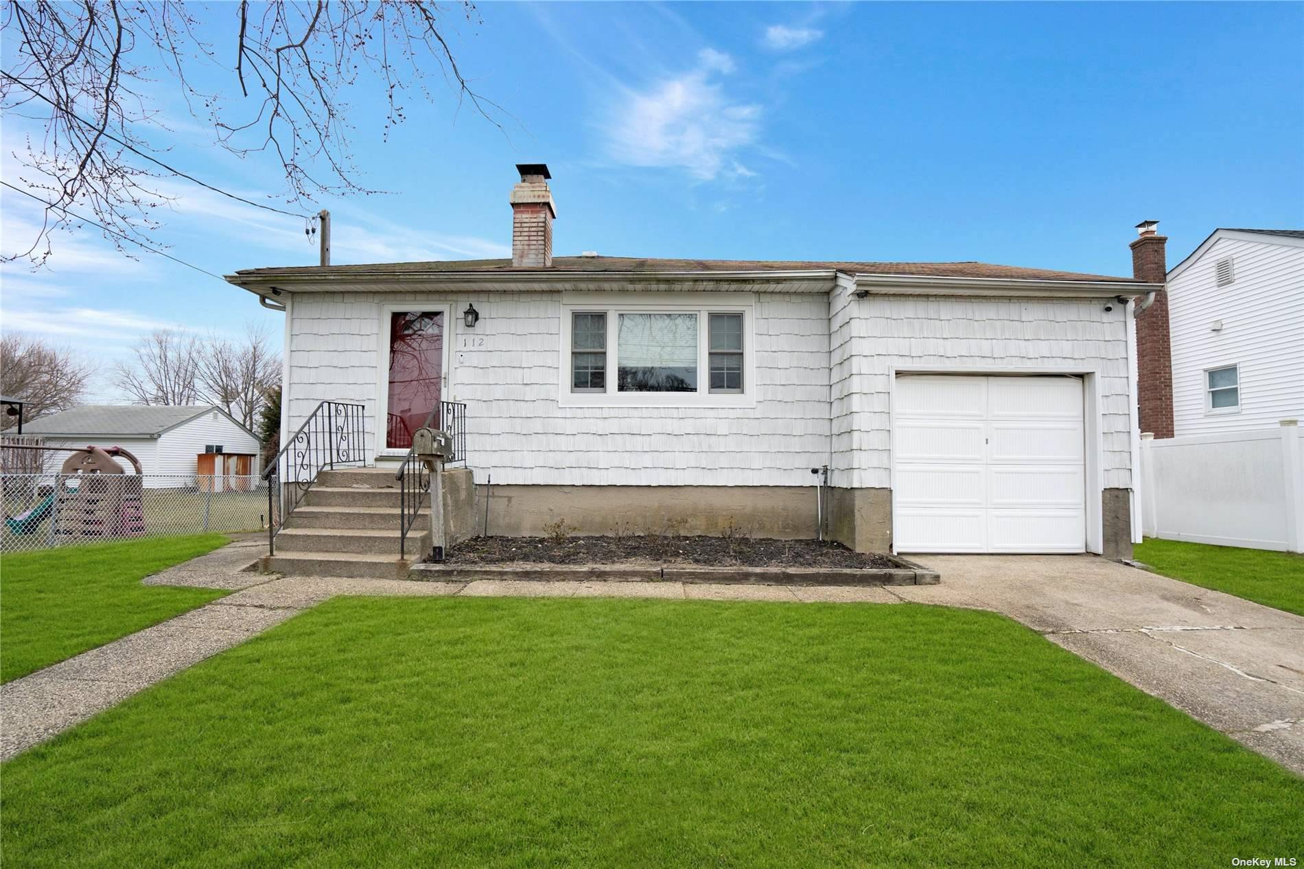 #1 photo, 112 Wyona Avenue, 東長島 Lindenhurst , NY 11757