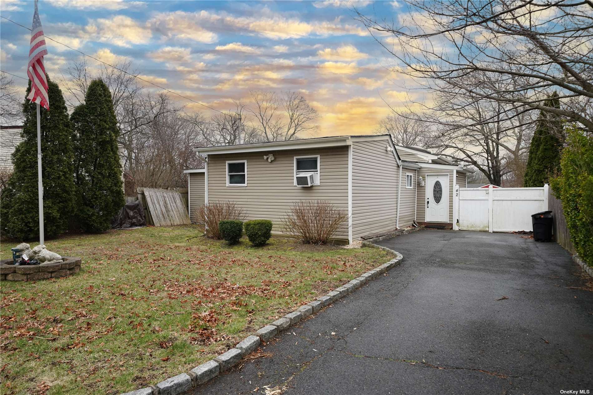 #1 photo, 42 Pearl Avenue, 東長島 Holtsville , NY 11742