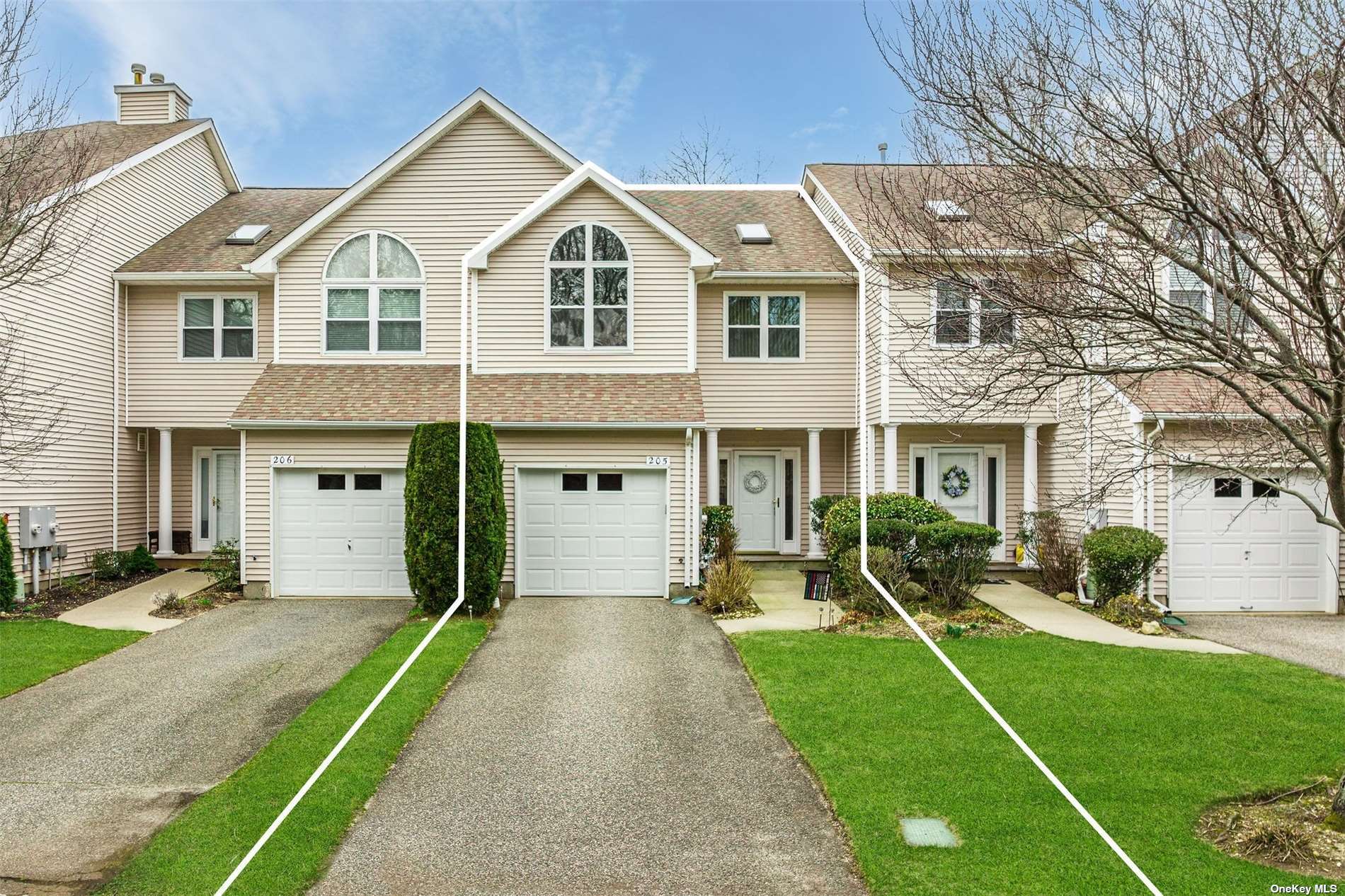 #1 photo, 205 Bayberry Path, 東長島 Riverhead , NY 11901