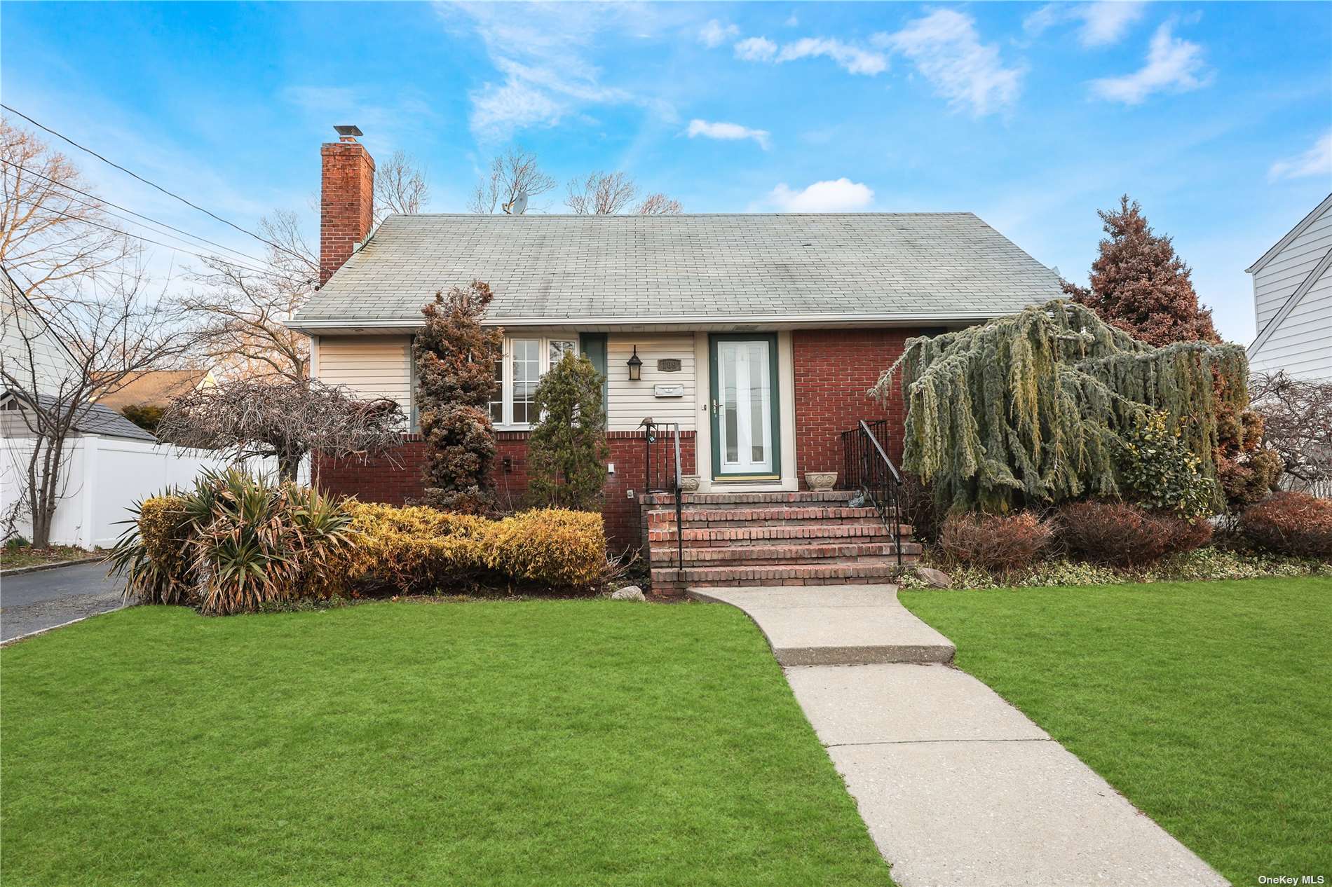 #1 photo, 109 Sullivan Avenue, 東長島 Farmingdale , NY 11735