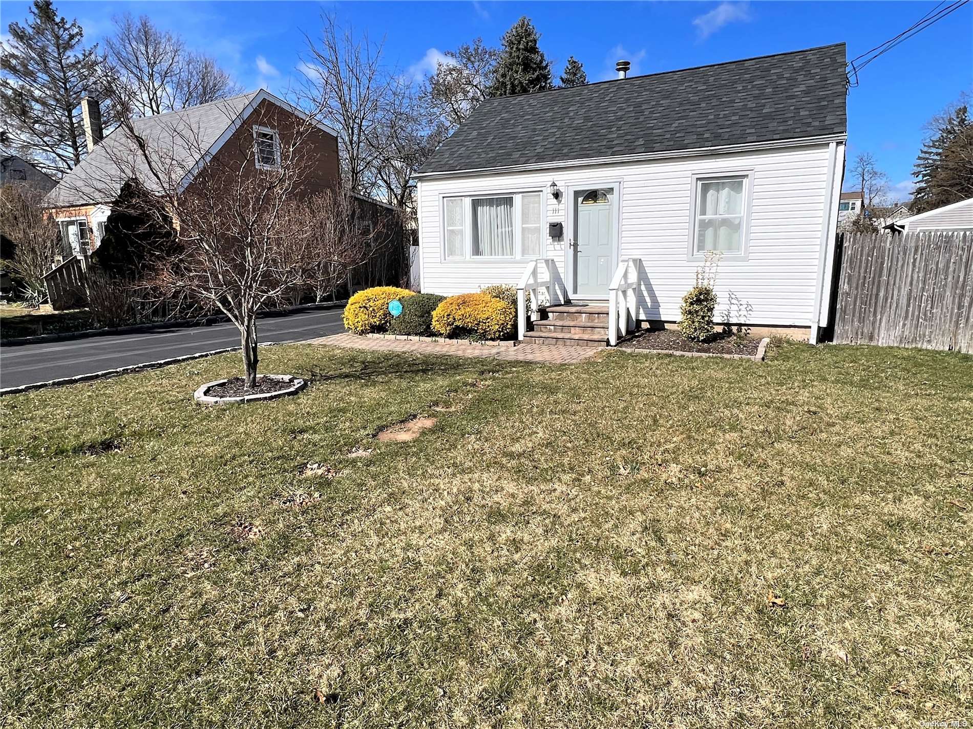 #1 photo, 111 W 21st Street, 東長島 亨廷顿站 Huntington Station , NY 11746