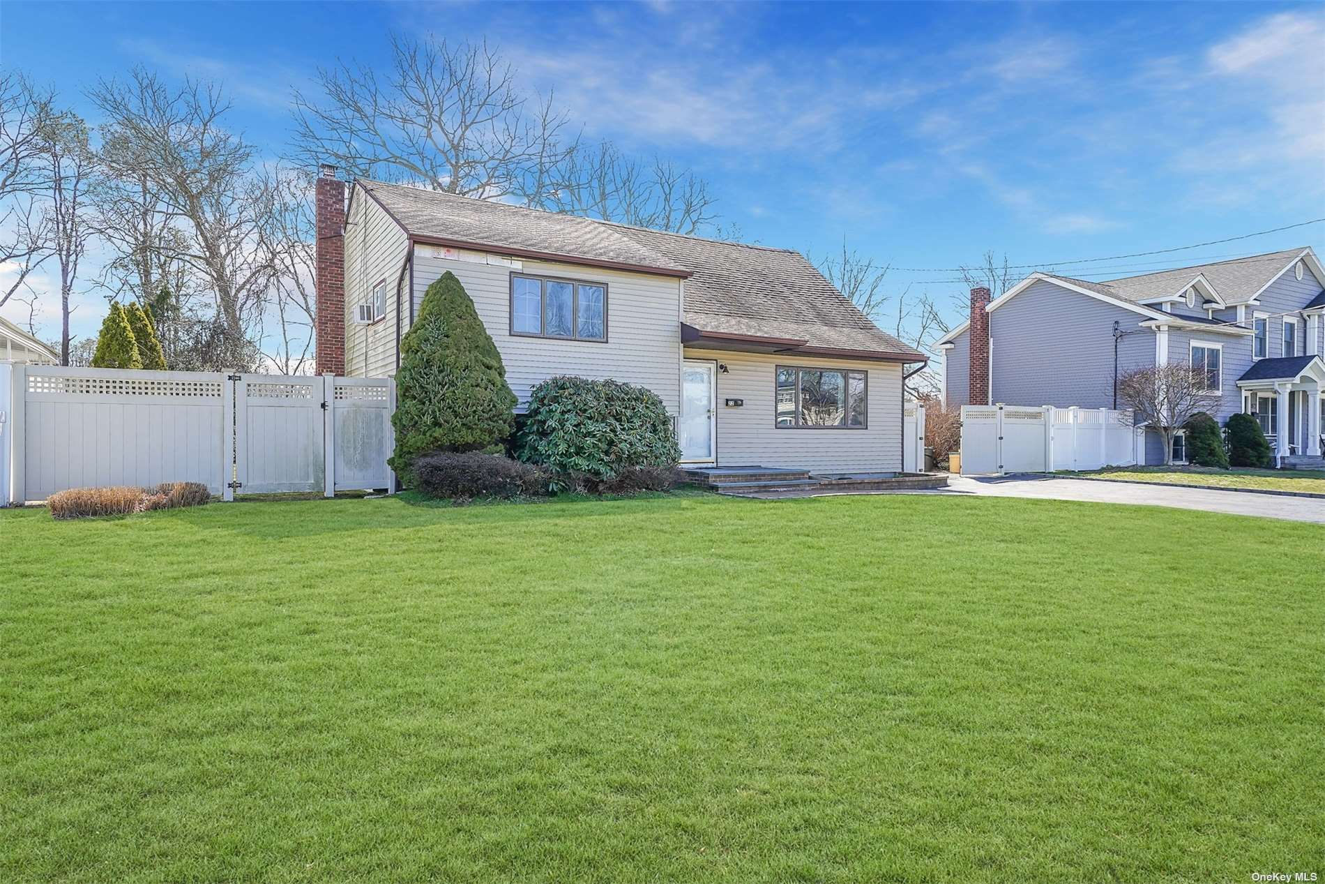 #1 photo, 22 Schoolhouse Road, 东长岛 东艾斯利普 East Islip , NY 11730