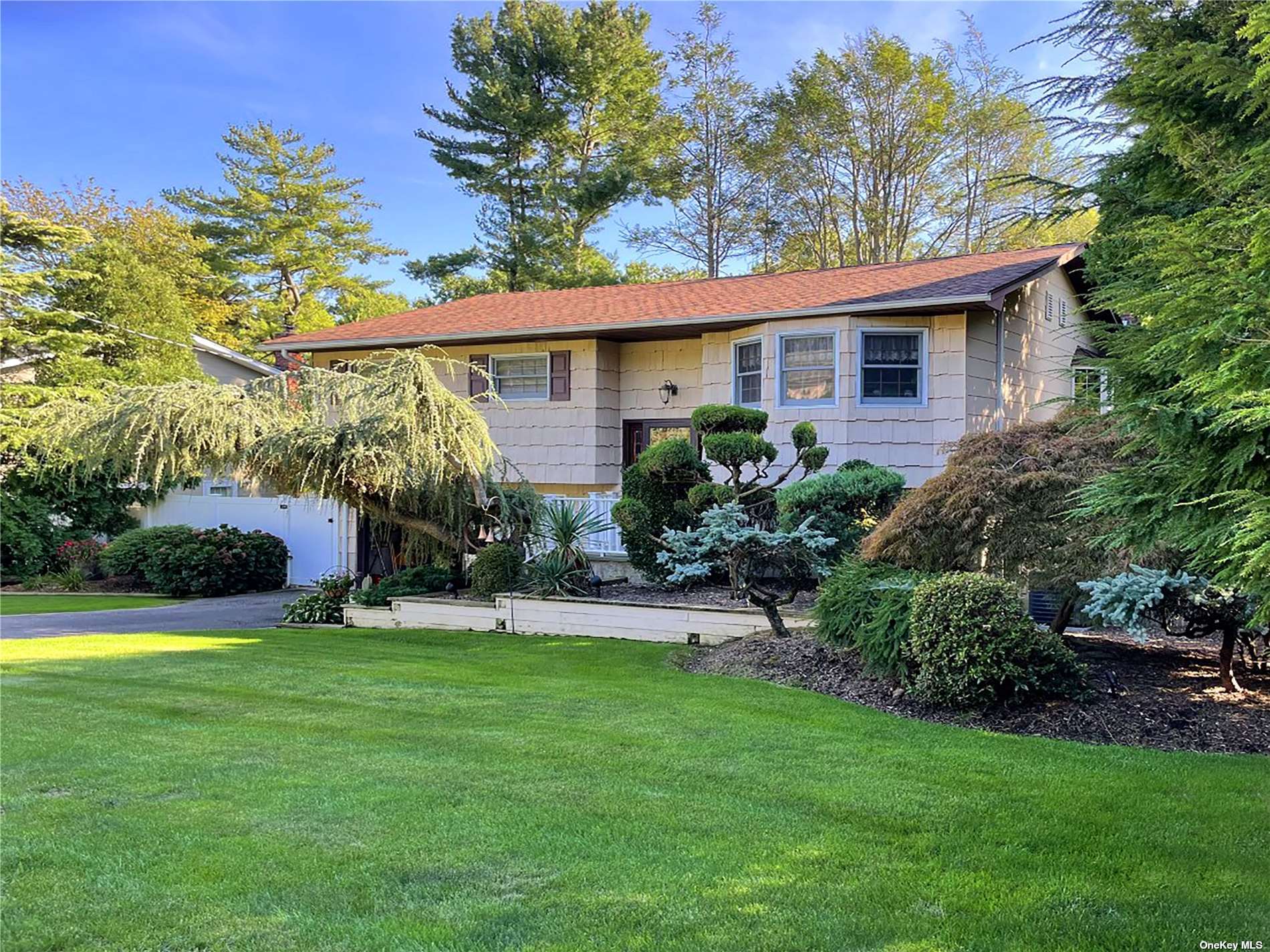 #1 photo, 319 Concord Street, 東長島 Dix小山 Dix Hills , NY 11746