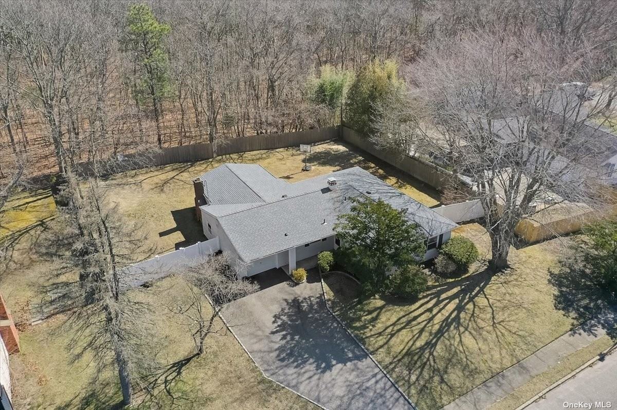 #1 photo, 19 College Hills Drive, 東長島 Farmingville , NY 11738