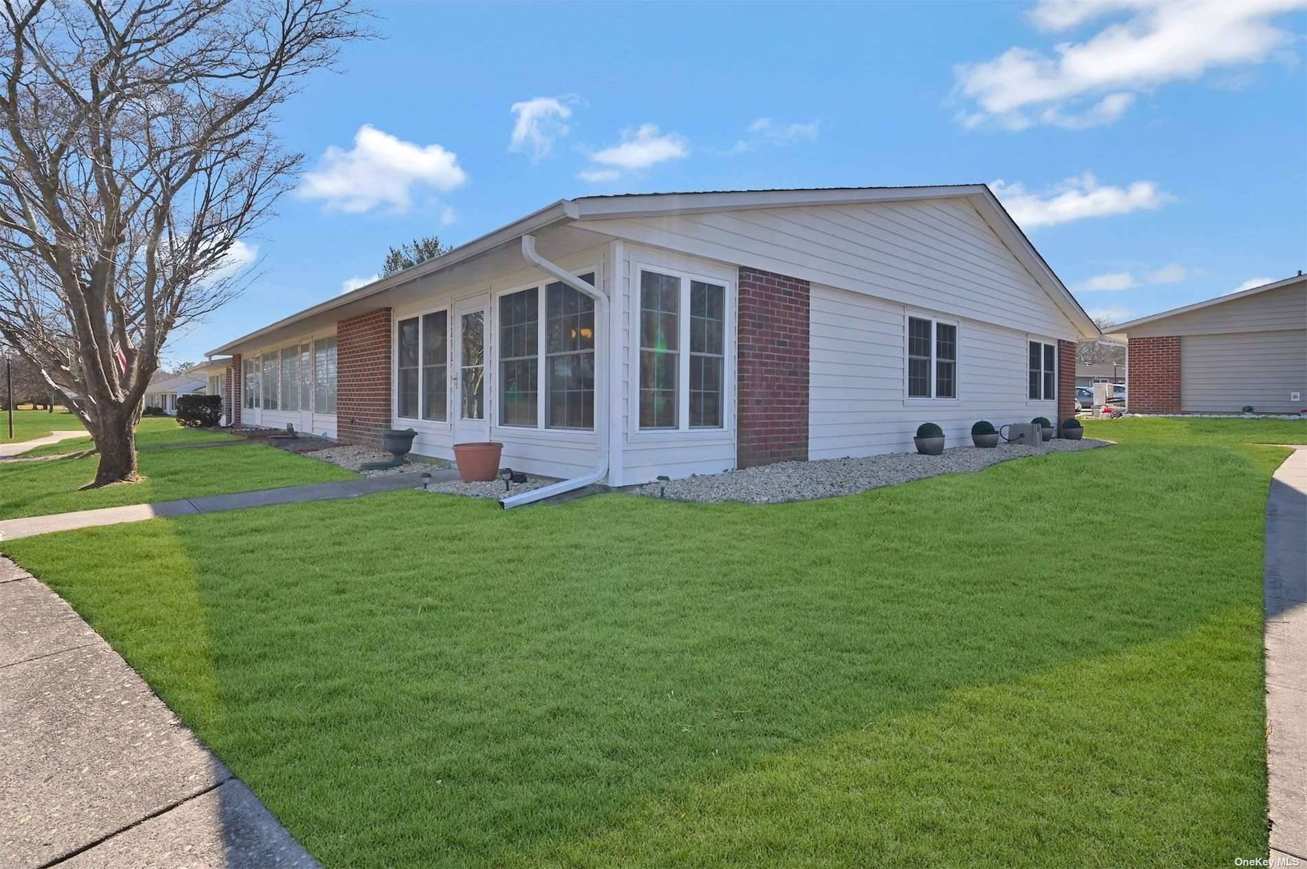 #1 photo, 169 D Ventry Court, 東長島 Ridge , NY 11961