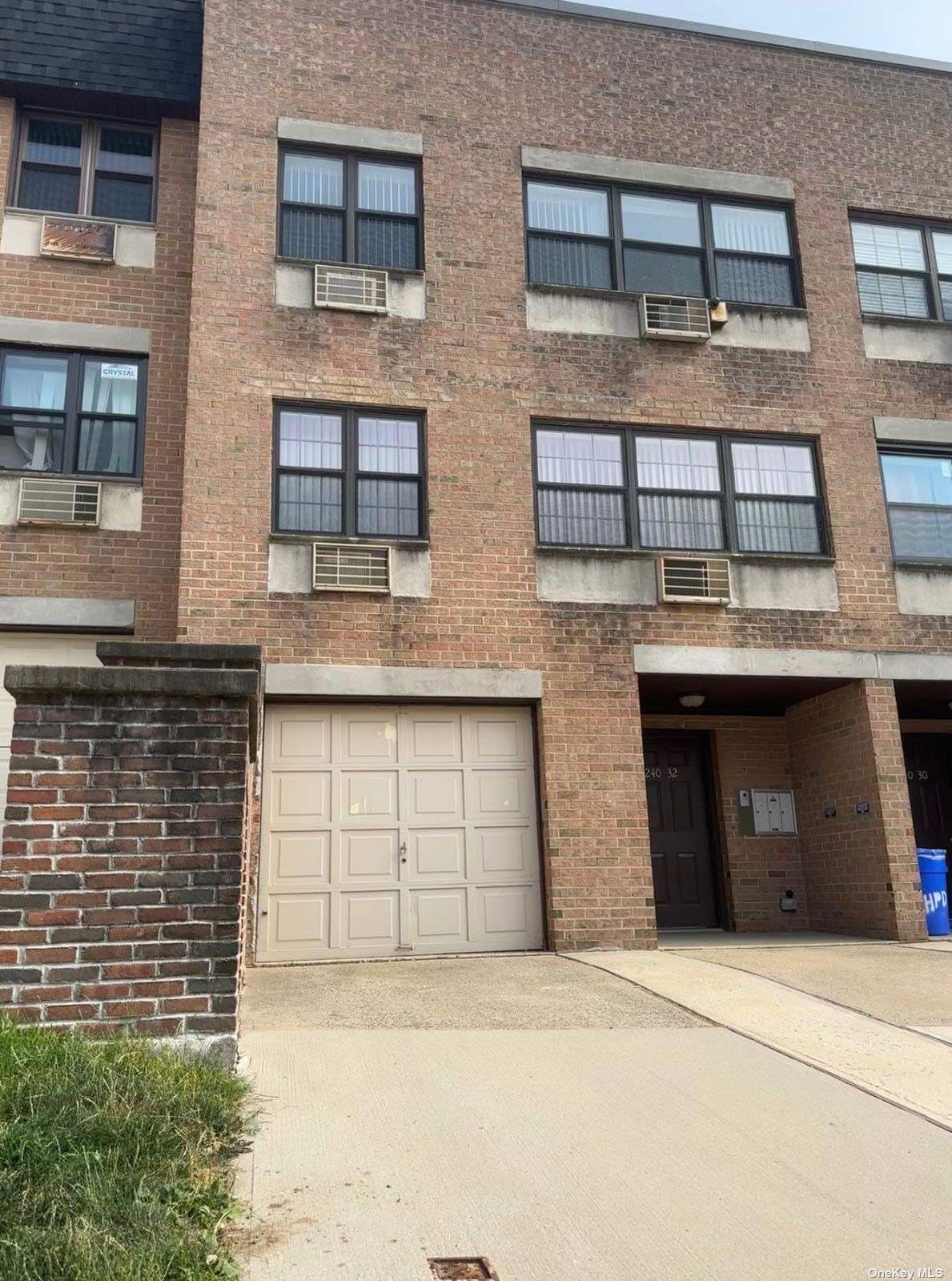 #1 photo, 240-32 70th Avenue, 皇后區 道格拉斯頓 Douglaston , NY 11362