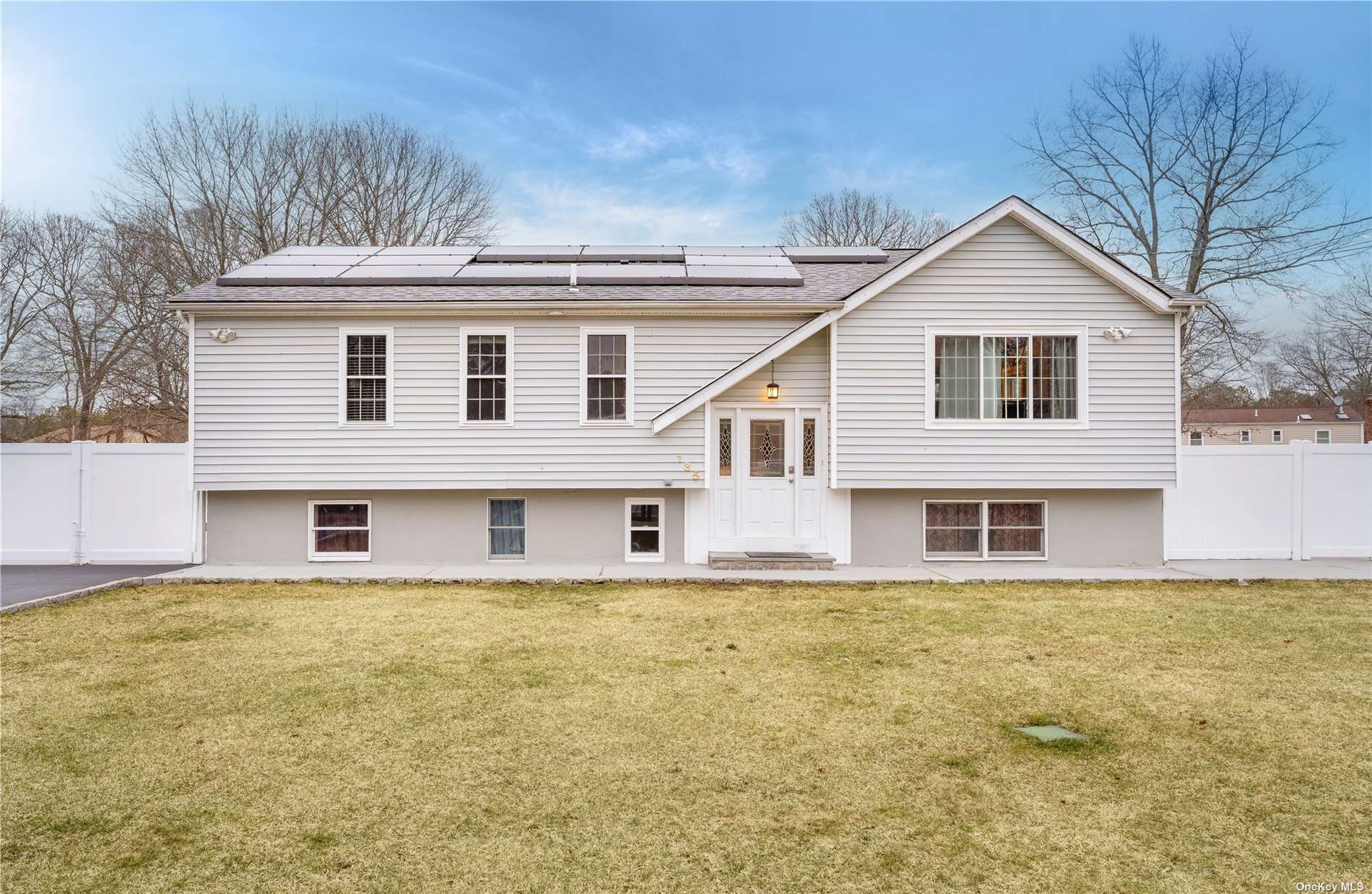 #1 photo, 135 Horseblock Road, 東長島 Centereach , NY 11720