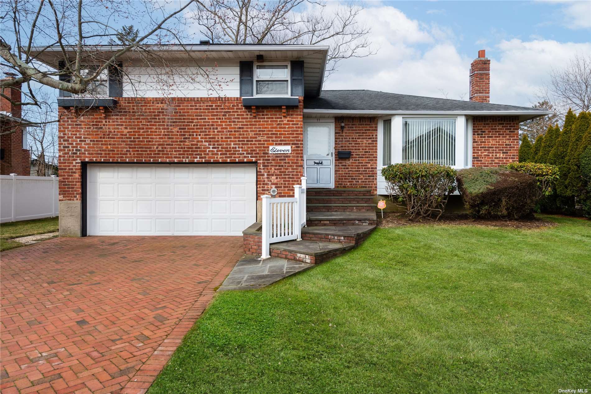 #1 photo, 11 Maplewood Drive, 长岛 Plainview , NY 11803