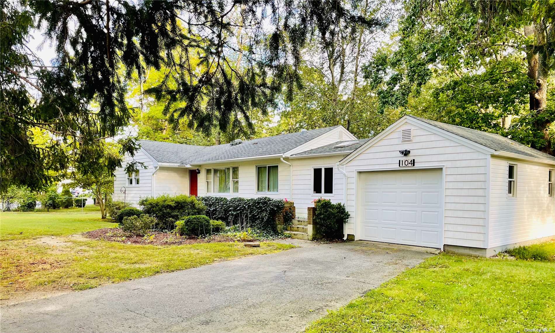 #1 photo, 104 Moriches Middle Island Road, 東長島 Shirley , NY 11967