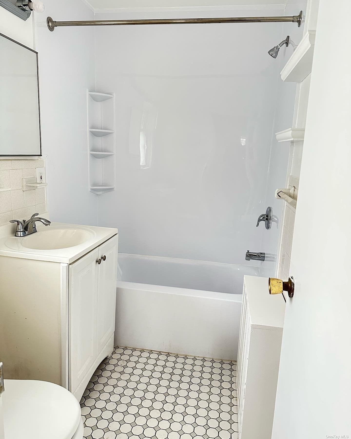 #1 photo, 626 Stewart Avenue, 长岛 New Hyde Park , NY 11040