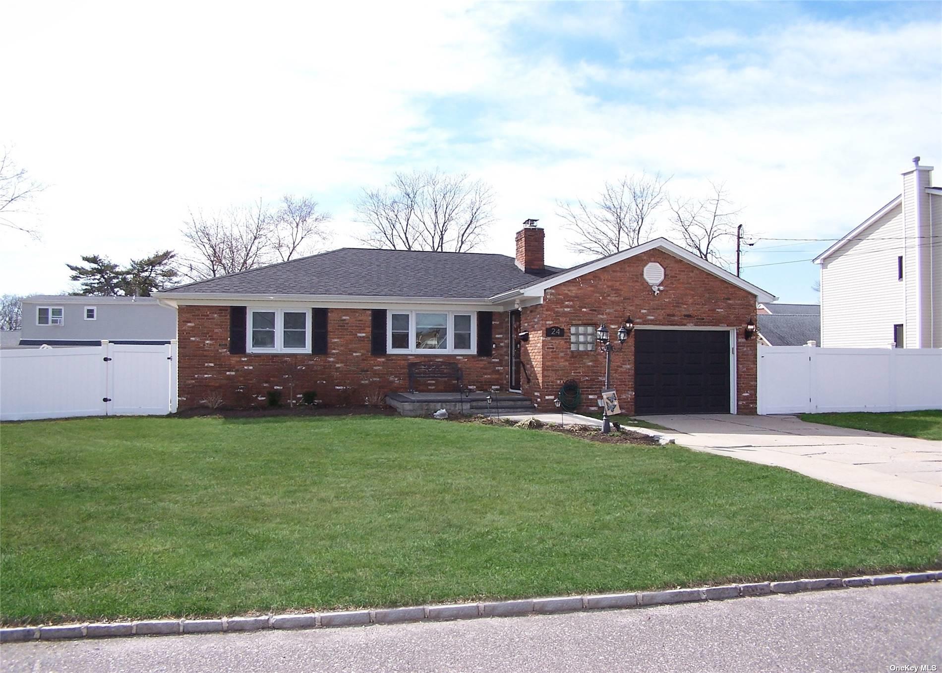 #1 photo, 24 W 1st Street, 东长岛 鹿园 Deer Park , NY 11729