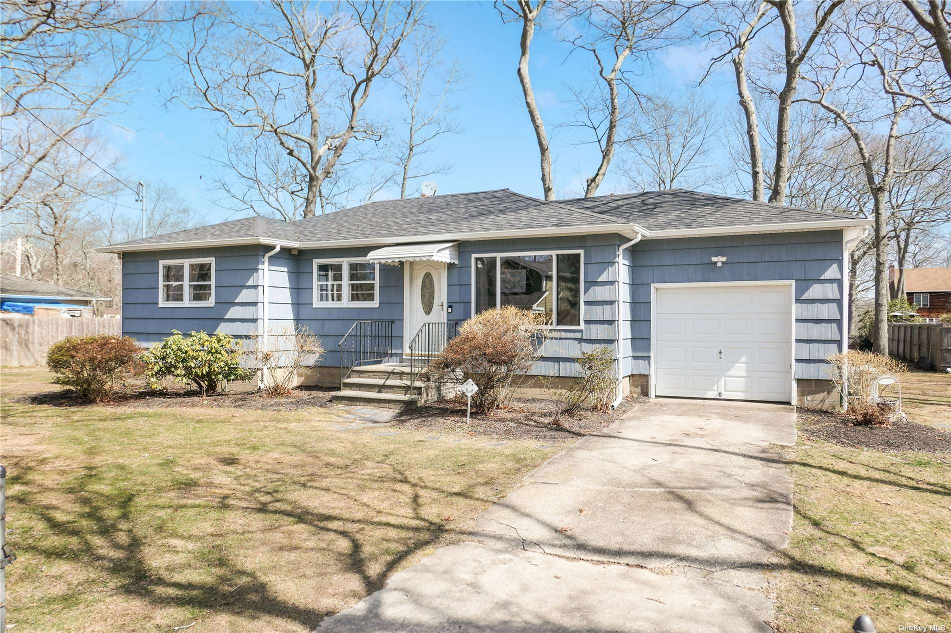 #1 photo, 31 Lafayette Avenue, 東長島 Mastic , NY 11950